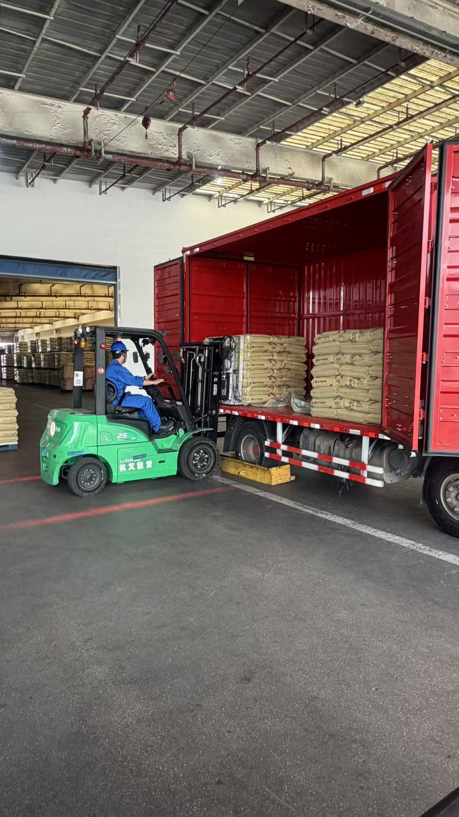 Plastic raw material export container loading